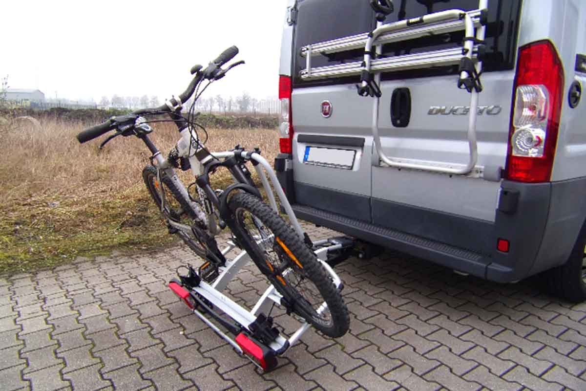 Fahrzeug Arena Ilsfeld GmbH Fahrradträger auf der Rückseite eines Wohnmobiles montiert