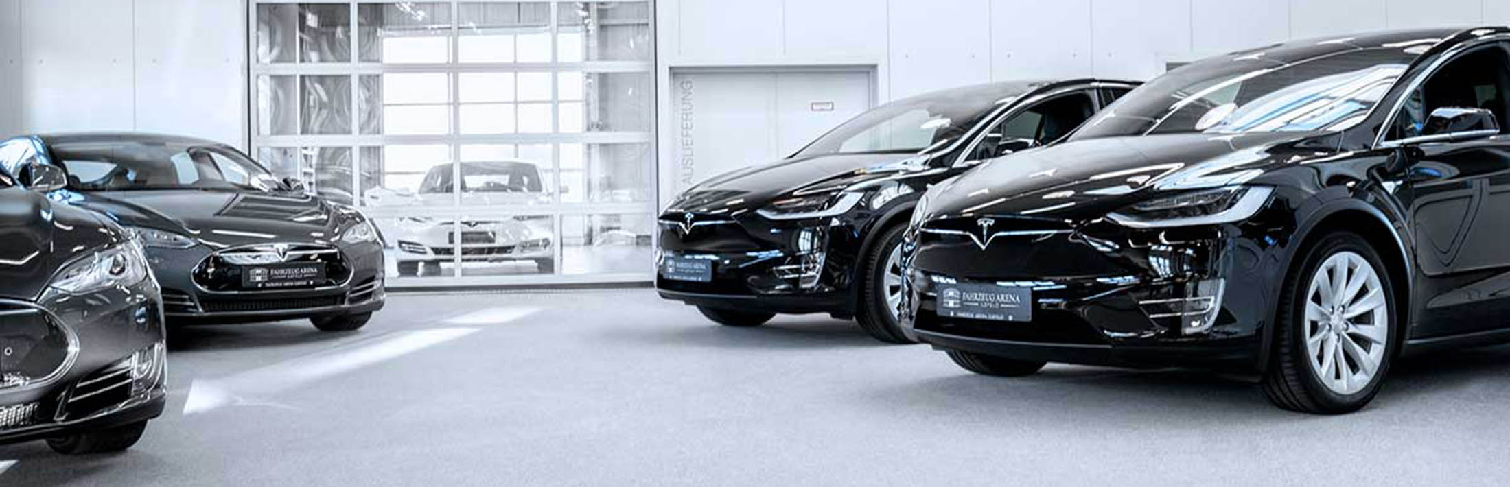 Fahrzeug Arena Ilsfeld GmbH Verschiedene Tesla Modelle in einem Ausstellungsraum