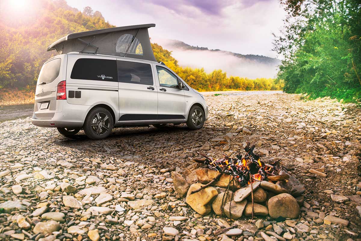 Fahrzeug Arena Ilsfeld GmbH Wohnmobil steht an einem Lagerfeuerplatz