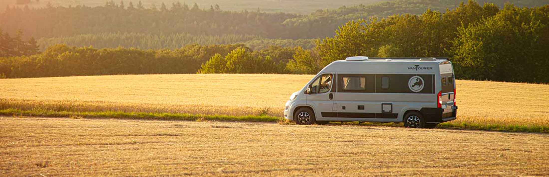 Fahrzeug Arena Ilsfeld GmbH Wohnmobil steht in einem Feld